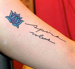 手臂彩色莲花与字母纹身图案