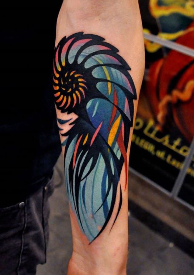手臂水彩色简易装饰风格的催眠纹身图案