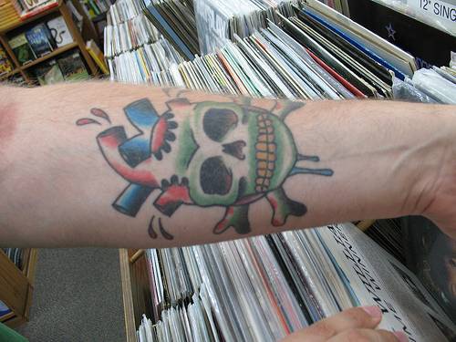 男性手臂彩色骷髅纹身图案