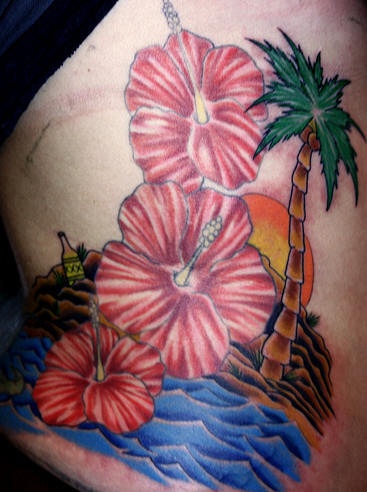 腰侧彩色日落海滩上的芙蓉花纹身