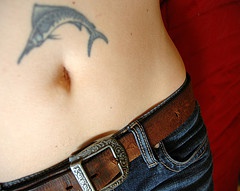 腹部灰色小尖嘴鱼纹身图案
