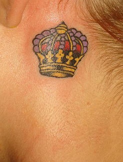耳朵后的皇冠纹身图案