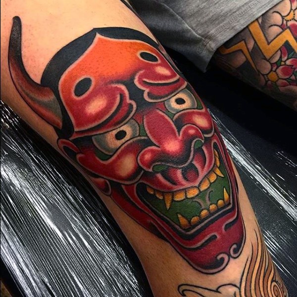 膝盖日式彩色恶魔面具纹身图案