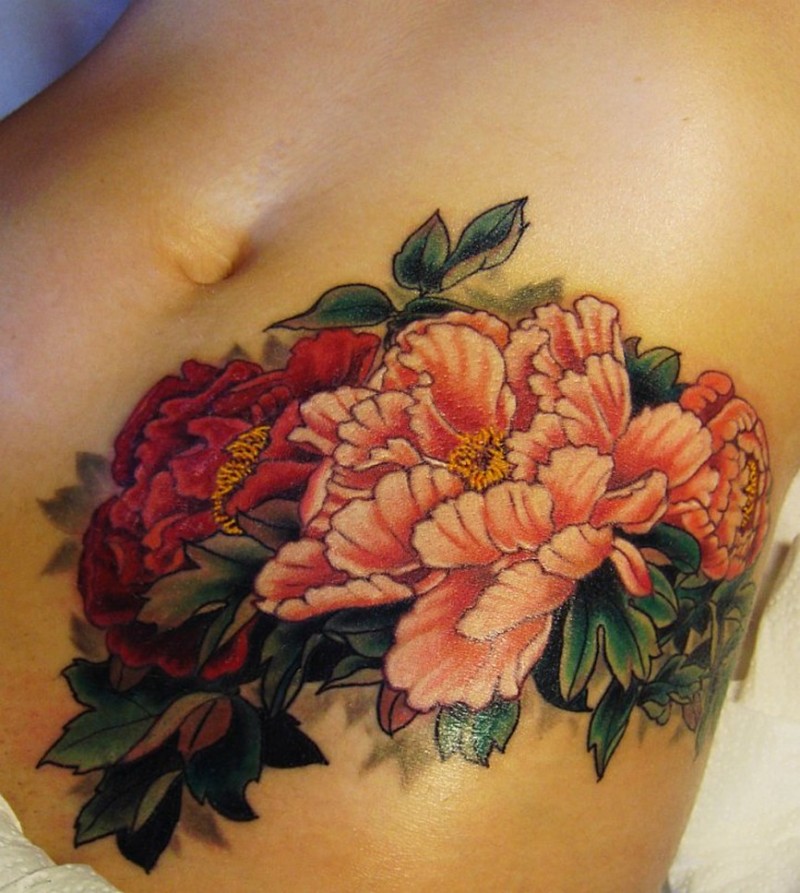 女性腹部彩色牡丹花纹身图案