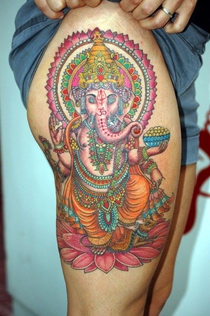 腿部彩色印度象神与莲花座纹身图案