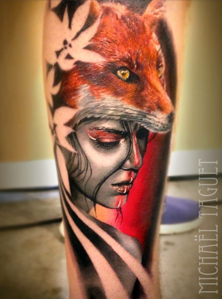 腿部彩色女人与狐狸头盔纹身图案