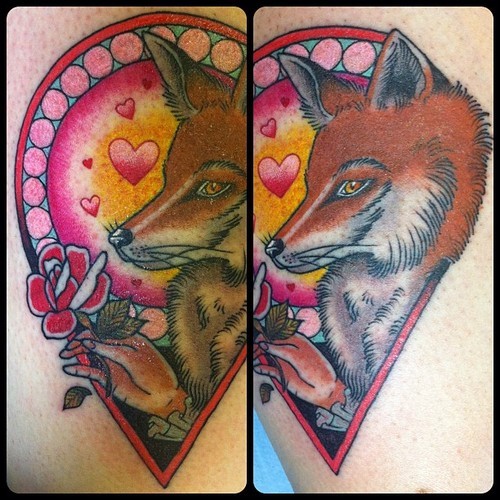 手臂浪漫风格设计的彩色狐狸与爱心纹身