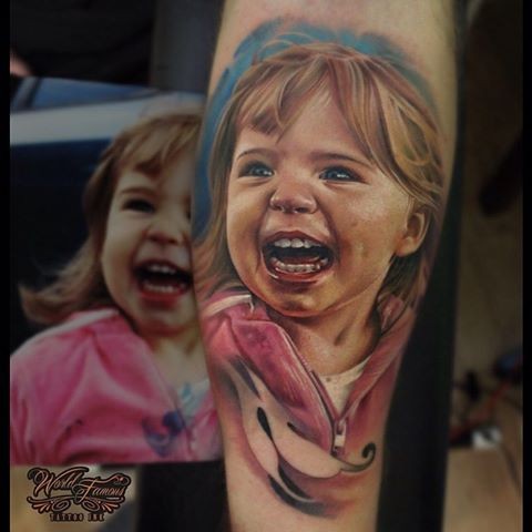 手臂彩色逼真的女孩微笑肖像纹身