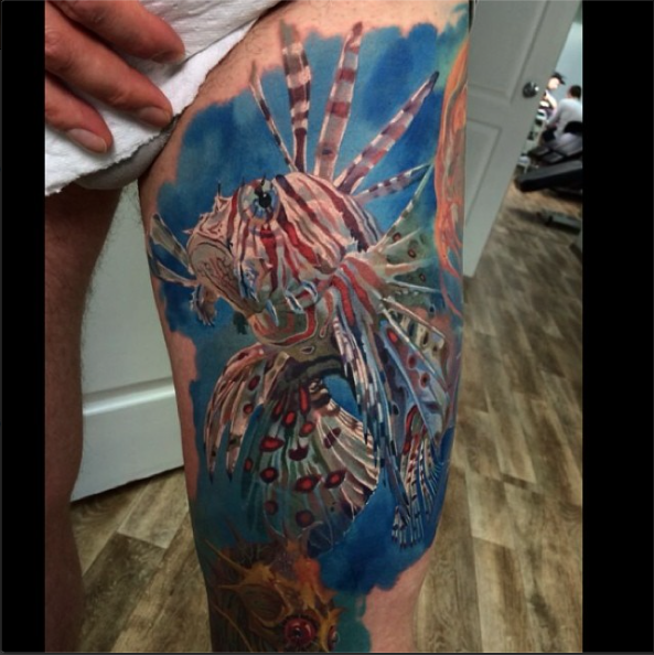 腿部现实主义风格的彩色海底鱼纹身图案