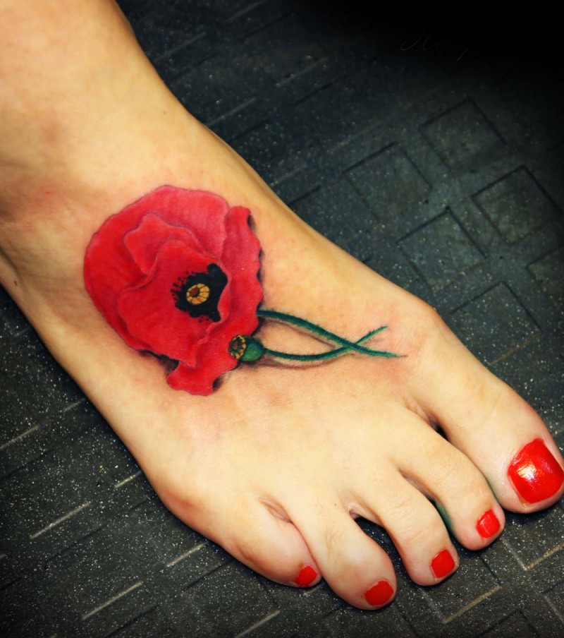 脚背逼真的红色罂粟花纹身图案