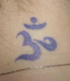 颈部印度的咒语字符纹身图案