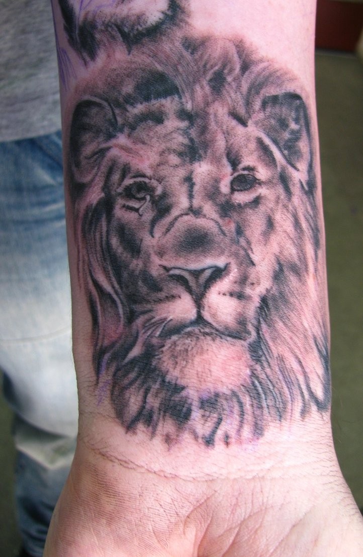 手腕漂亮狮子头纹身图案