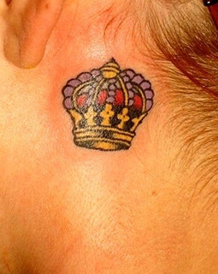 耳朵后面漂亮的小皇冠纹身图案