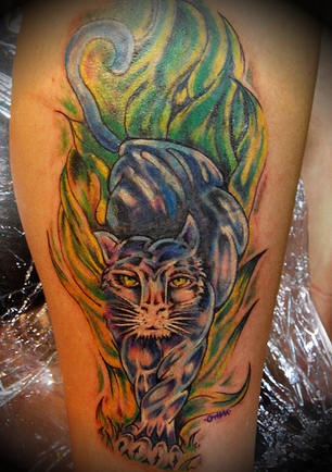 男性腿部彩色豹子纹身图案
