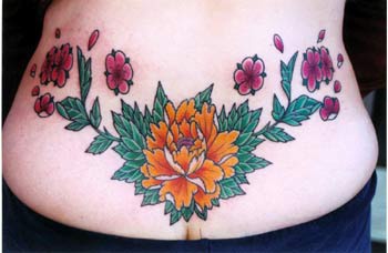 女性腰背彩色花朵纹身图案