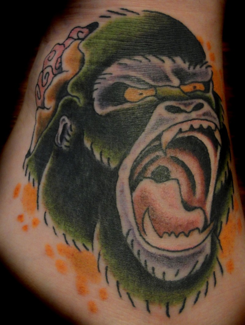 鲜艳的嚎叫大猩猩头彩色纹身图案