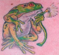 肩部彩色蒲公英青蛙纹身图案