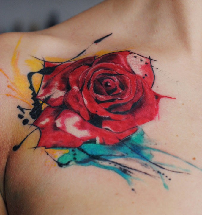 肩部水彩色的玫瑰花纹身图案