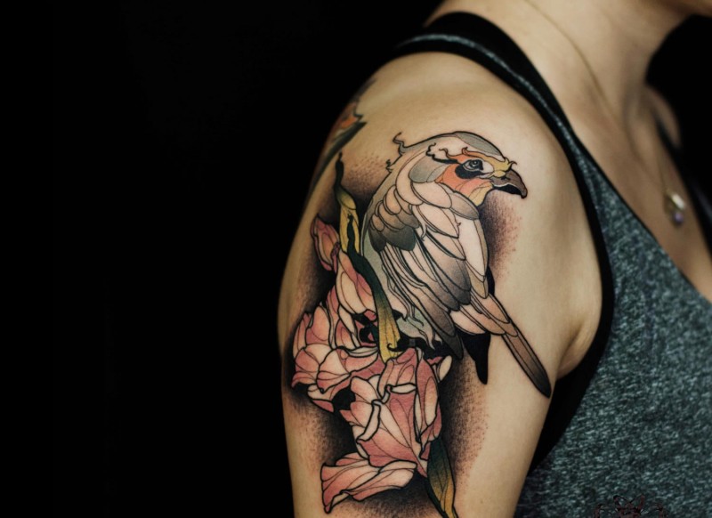 大臂现代风格彩色鹰与花朵纹身图案