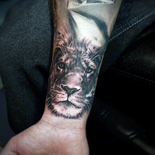 手腕彩色狮子头纹身图案