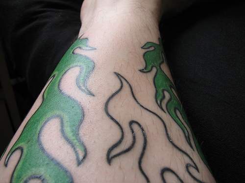 腿部独特个性的绿色火焰纹身图案
