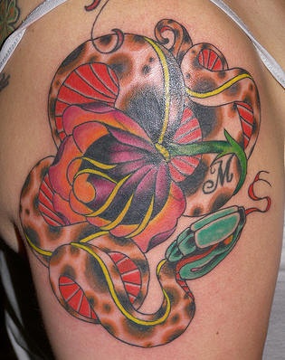 肩部彩色蛇与花朵纹身图案