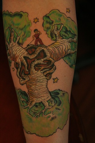 手臂彩色个性大树与男孩纹身图案