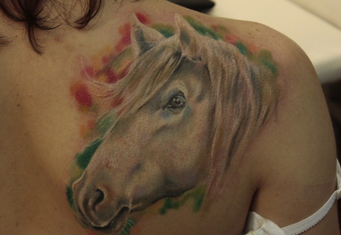 肩部逼真的水彩马纹身图案