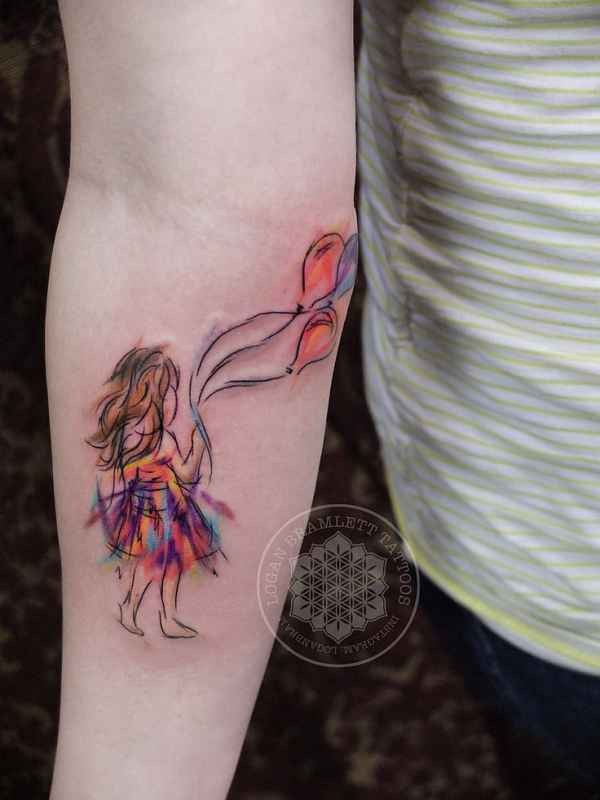 手臂水彩风格的女孩与气球纹身图案