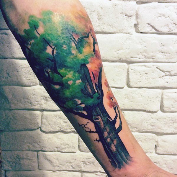 手臂逼真的彩色大树纹身图案
