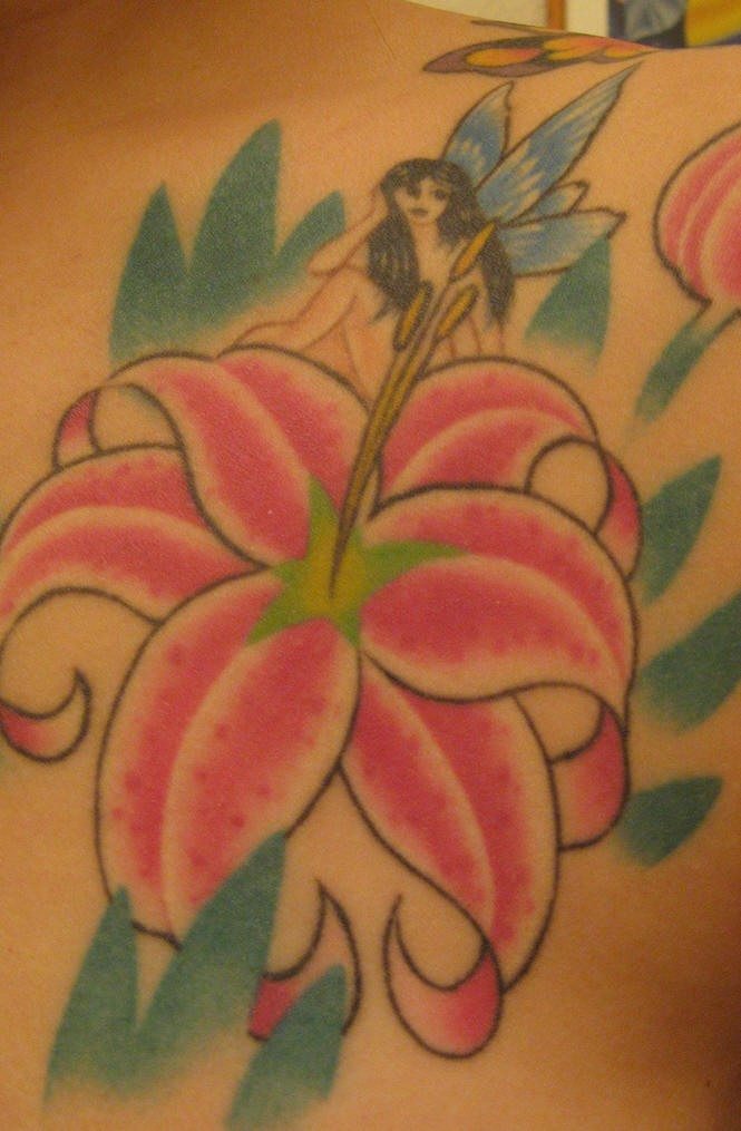 后肩部精灵和花朵彩色纹身图案