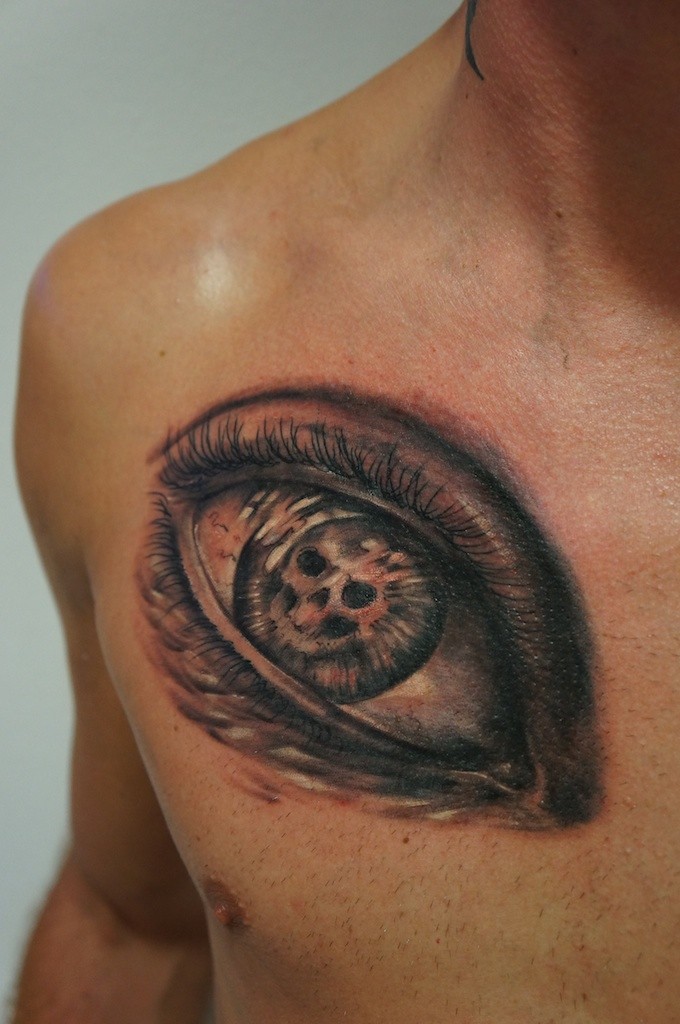 胸部一只映出骷髅的眼睛纹身图案