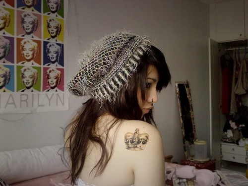 漂亮的女孩肩皇冠纹身图案