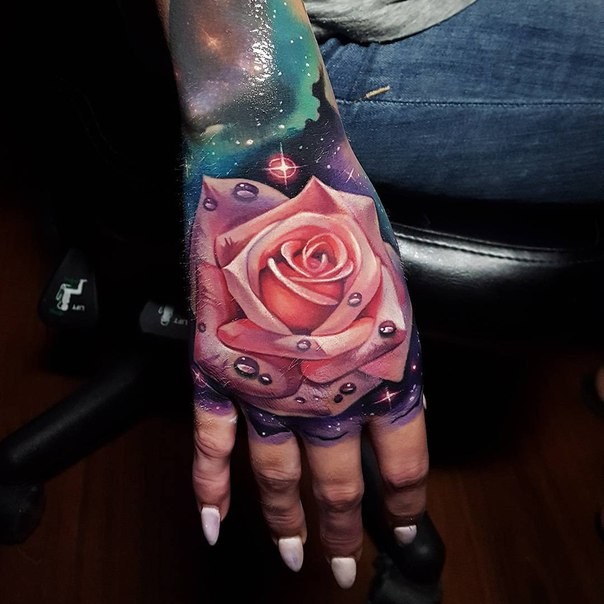 手背逼真的粉红色玫瑰纹身图案