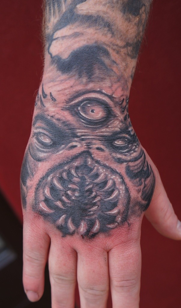 手背怪物的眼睛纹身图案