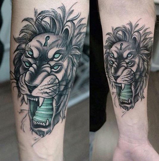 手臂彩色狮子头和楼梯纹身图案