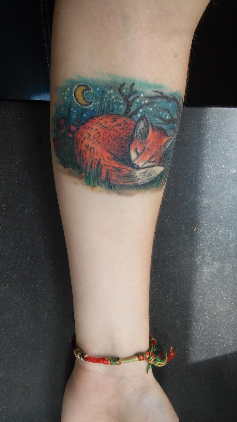 手臂彩色夜森林中的狐狐纹身图案