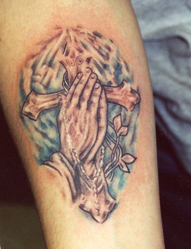 祈祷之手和十字架纹身图案