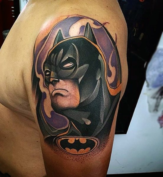 大臂漫画风格的彩色蝙蝠侠纹身图案