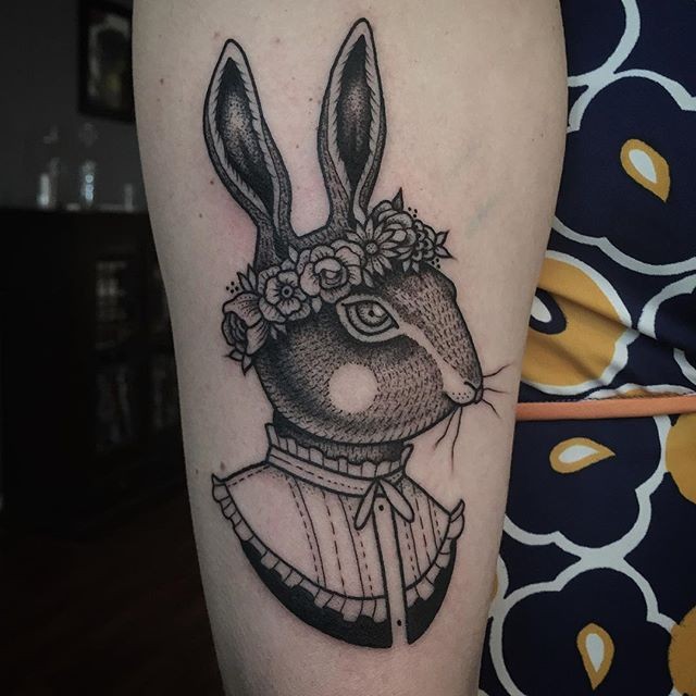 手臂黑色有趣的人类兔子纹身图案