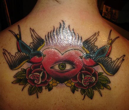 背部爱心与眼睛和玫瑰燕子纹身图案