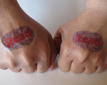 男性手部红色手印纹身图案