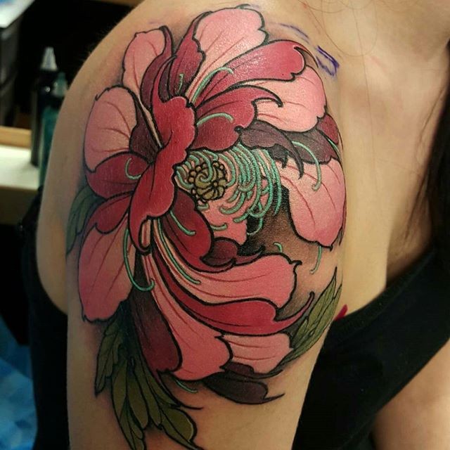 女性肩部壮观的彩色大花纹身图案