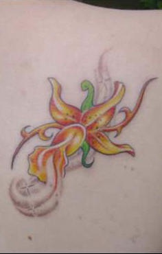 女性肩部黄色兰花纹身图案
