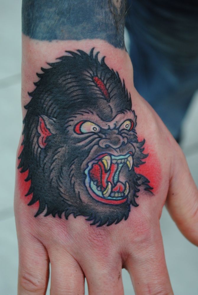 手背彩色愤怒的大猩猩头纹身图案