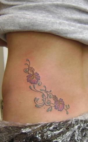 女性腰侧彩色芙蓉花纹身图片
