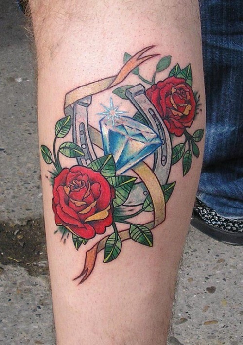 手臂钻石和红色玫瑰马蹄铁纹身图案