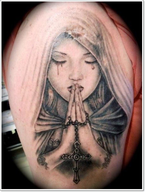 哭泣的女性肖像和十字架念珠纹身图案