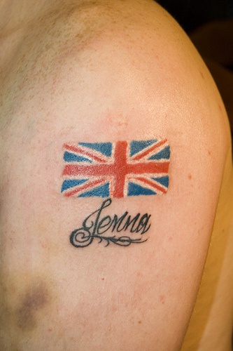 肩部彩色英国国旗与字母纹身图案