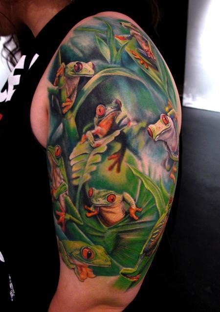 大臂绿色的植物丛林和很多青蛙纹身图案